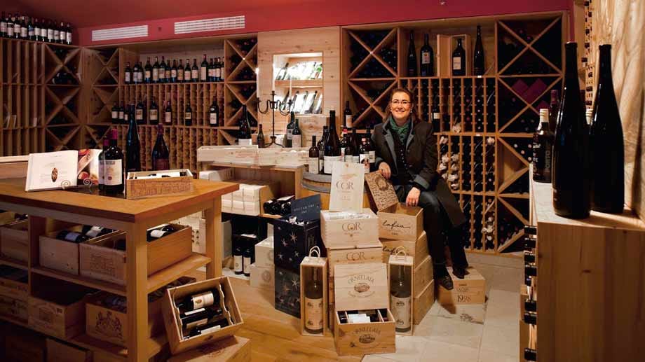 Neben den Restaurants stehen Gästen außerdem verschiedene Lounges und Bars zur Verfügung. Der Weinkeller von Sommelière Marie-Helen Krebs umfasst über 550 Positionen und 10.000 Flaschen.