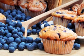 Der süße Teig der Muffins harmoniert perfekt mit den fruchtigen Blaubeeren.