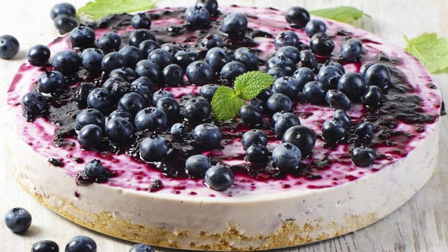 Der klassische Käsekuchen lässt sich ganz einfach mit Heidelbeeren aufpeppen.