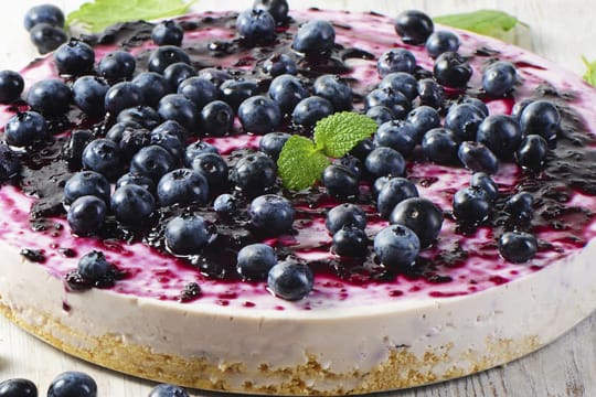 Der klassische Käsekuchen lässt sich ganz einfach mit Heidelbeeren aufpeppen.