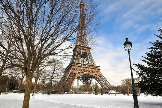 Ein Kuriosum, aber dennoch leicht erklärbar - bei Kälte schrumpft der Eiffelturm.