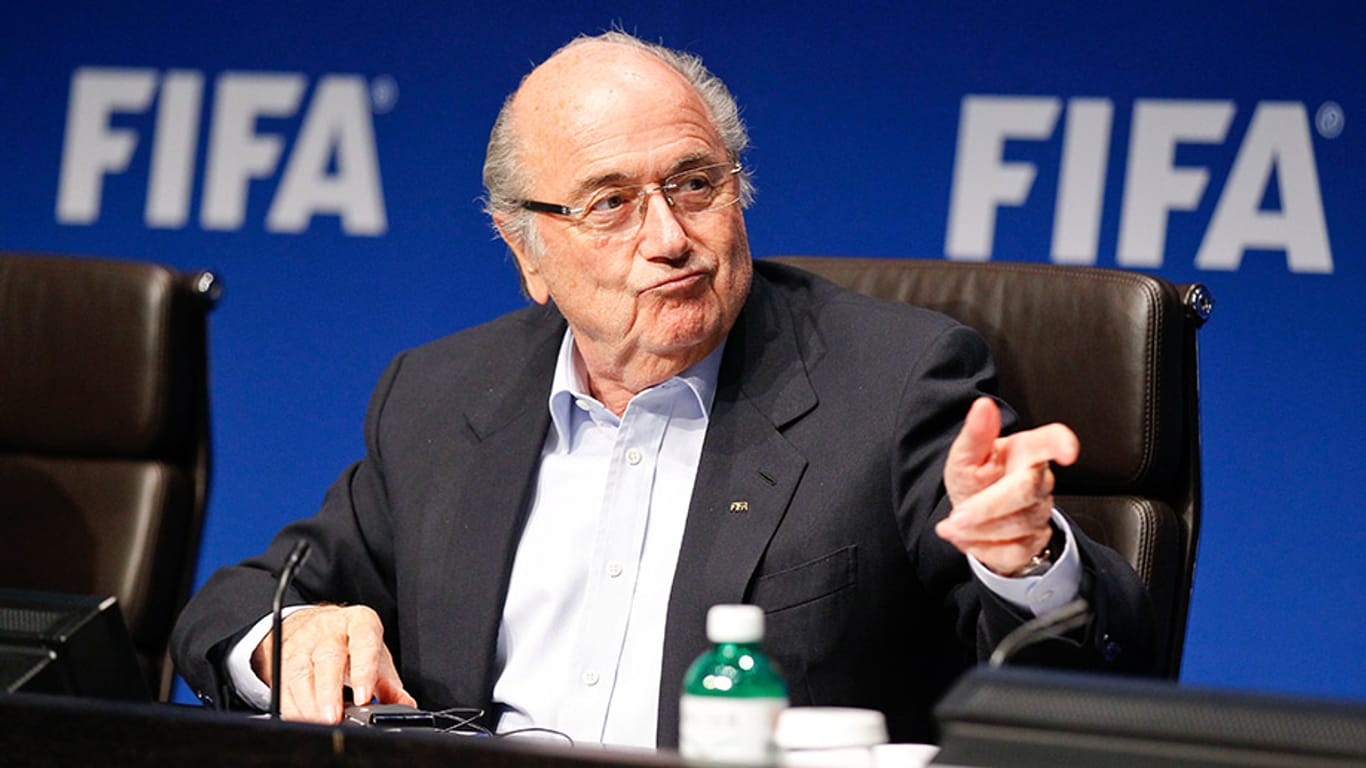 Der Gesichtsausdruck spricht Bände: Trotz aller Kritik ist eine Wiederwahl Blatters zum FIFA-Präsidenten nur Formsache.