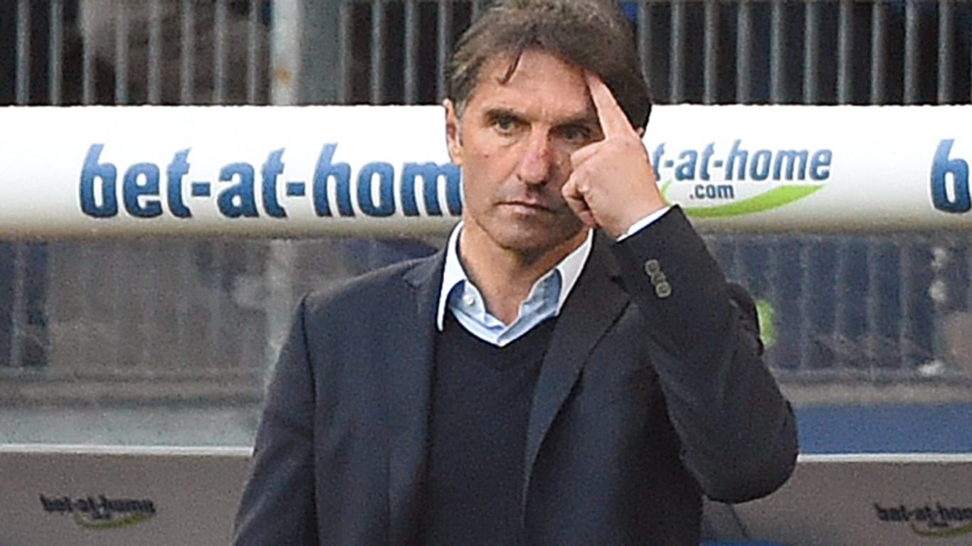 HSV-Coach Bruno Labbadia hält von der Mitnahme der Verwarnungen in die Relegation wenig.