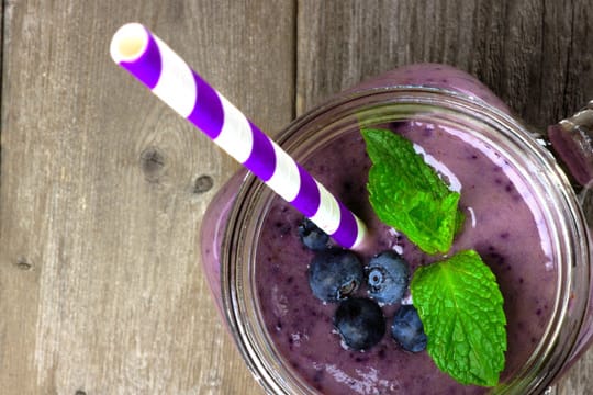 Probieren Sie den Heidelbeer-Smoothie zum Frühstück – er wird Ihnen Energie für den Tag liefern.