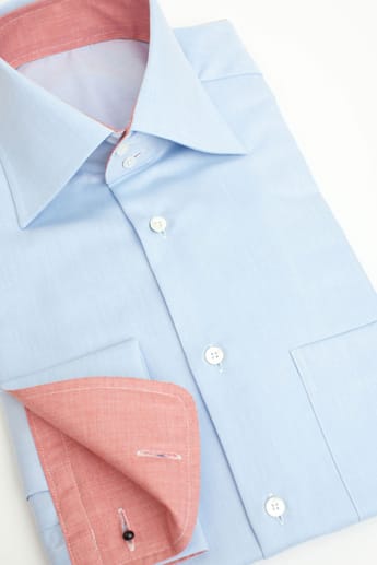Besondere Kontraste, individuelle Farben wie hier bei einem Maßkonfektionshemd der Fine Cotton Company: Bei der Maßfertigung sind dem Geschmack und der Gestaltung fast keine Grenzen gesetzt.