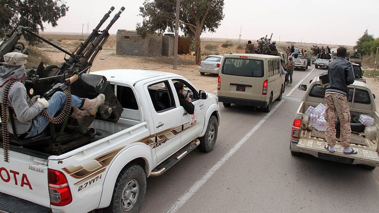 Libysche Kämpfer nahe Sirte, der Heimatstadt des ehemaligen Dikatators Muammar al-Gaddafi.