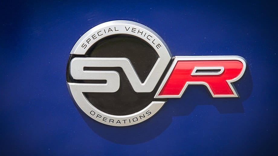 Am Frontgrill und am Heck befindet sich das SVR-Logo, das dieses besondere Modell kennzeichnet.