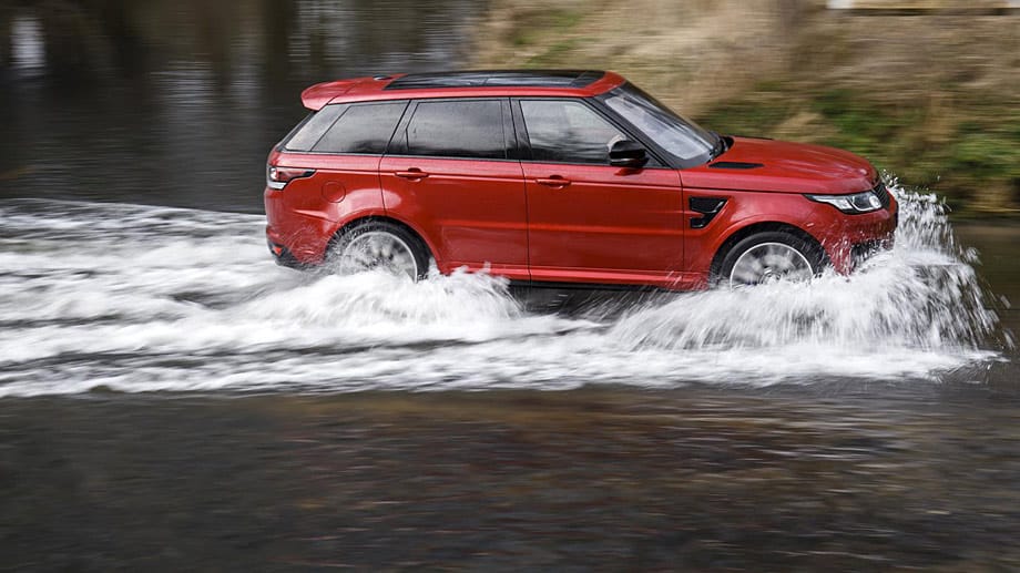 30 Grad maximaler Böschungswinkel vorne, 27,3 Grad hinten, ein Rampenwinkel von 27 Grad - das alles ist nur etwas weniger als beim normalen Geländegänger Range Rover Sport.