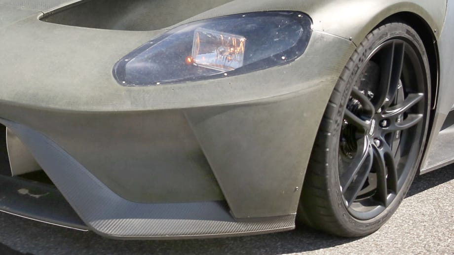 Backe, backe Sportwagen: Der Ford-Sportwagen zeigt im rohen Zustand seine Karbonteile.