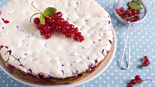 Johannisbeeren und Baiser sind das Highlight auf Ihrer sommerlichen Kaffeetafel.