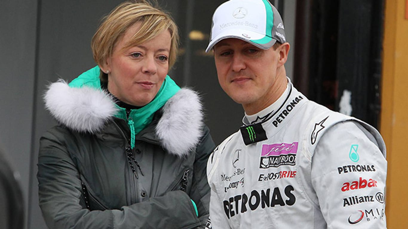 Das Foto zeigt Michael Schumacher mit seiner Managerin Sabine Kehm in Valencia 2011.