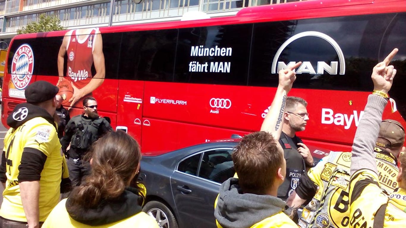 BVB-Anhänger vor dem Bus der Bayern-Basketballer auf dem Breitscheidplatz in Berlin.