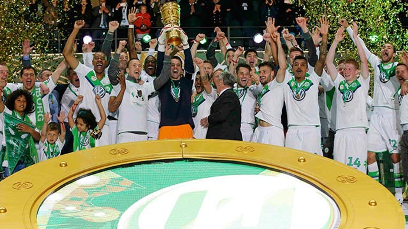Der VfL Wolfsburg bejubelt den Gewinn des DFB-Pokals.