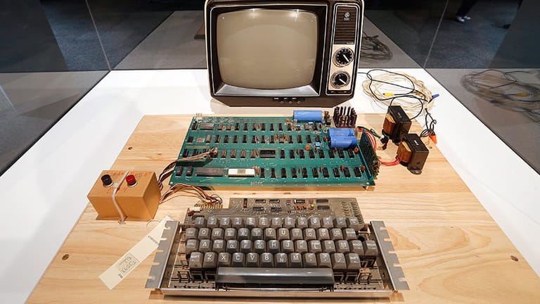 Der legendäre Apple1-Computer wurde 1976 in einer Auflage von 200 Stück produziert. Das gezeigte Modell wurde auf einer Christie's-Auktion vom Computer History Museum in Mountain View ersteigert.