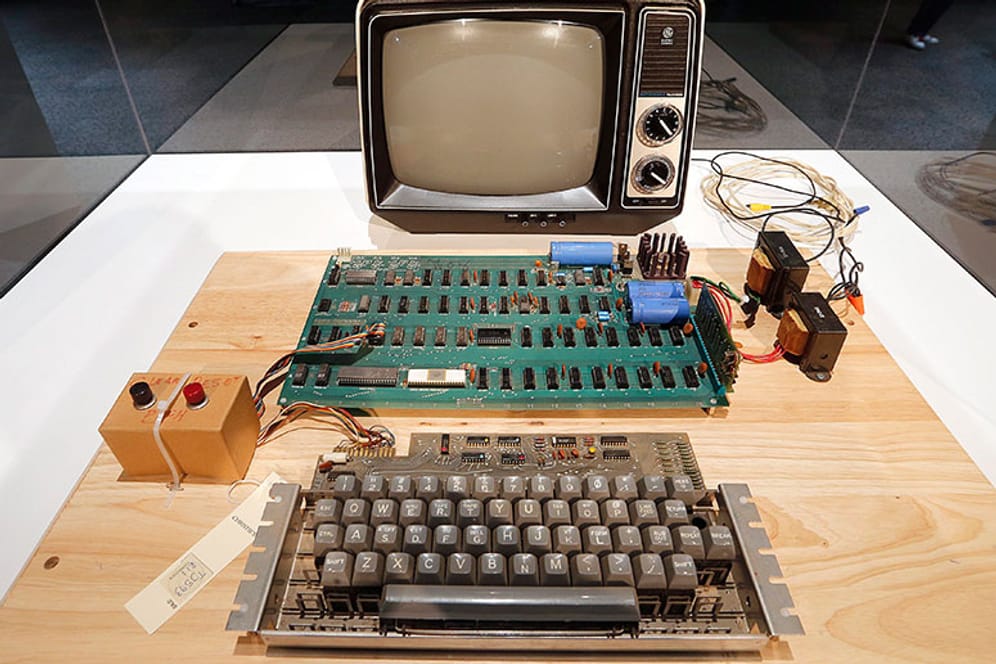 Der legendäre Apple1-Computer wurde 1976 in einer Auflage von 200 Stück produziert. Das gezeigte Modell wurde auf einer Christie's-Auktion vom Computer History Museum in Mountain View ersteigert.
