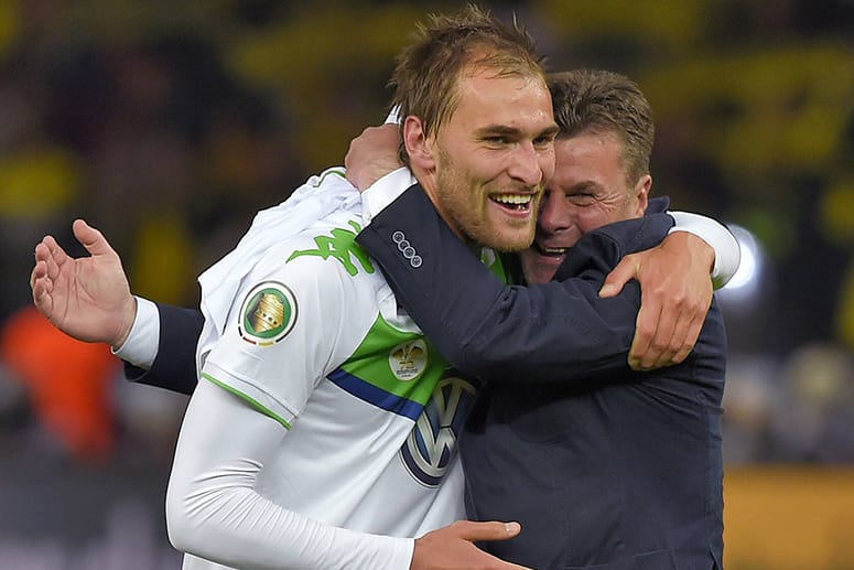 Dieter Hecking (re.) jubelt mit Angreifer Bas Dost.