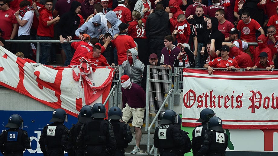 Offenbach-Anhänger verlassen den Fanblock.