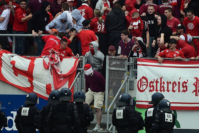 Offenbach-Anhänger verlassen den Fanblock.
