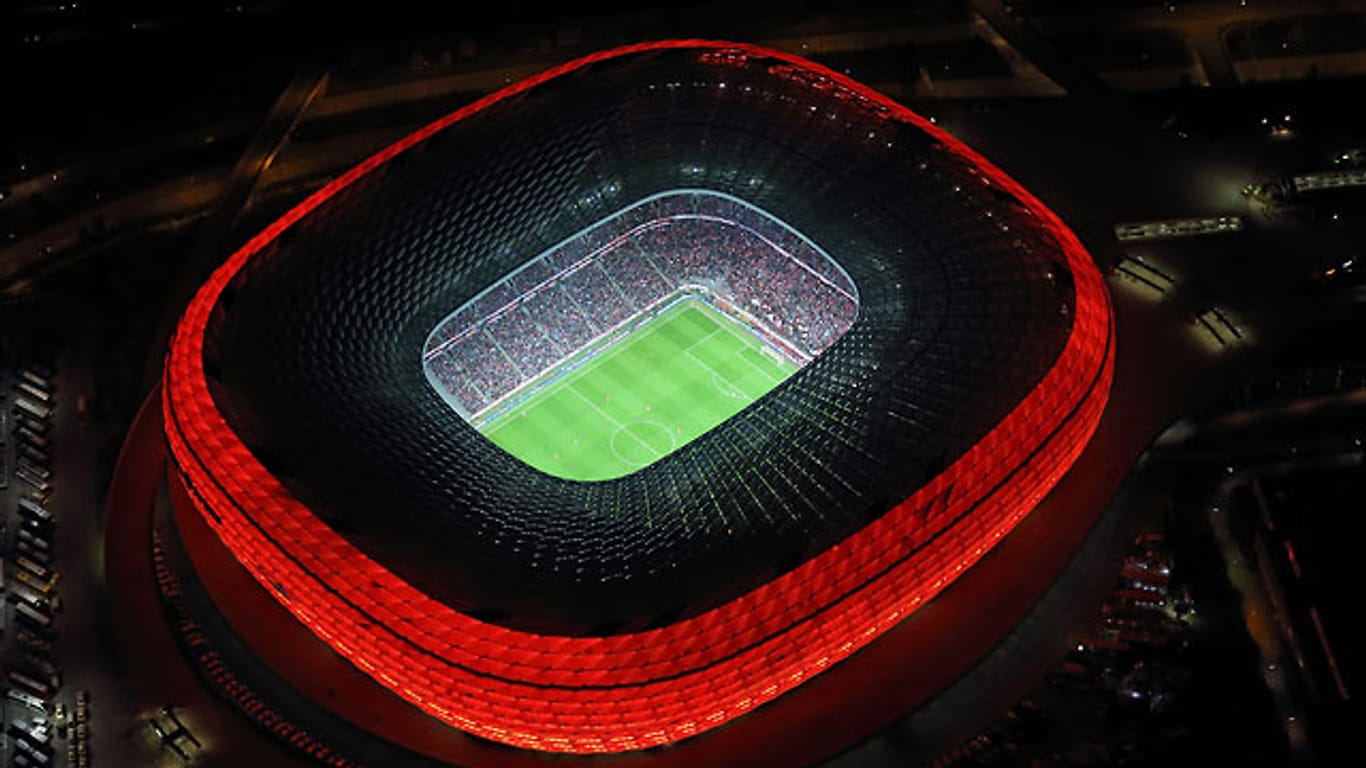 Die Fassade der Allianz Arena besteht aus 2760 rautenförmigen Folienkissen. 1056 davon werden nachts beleuchtet - entweder rot für den FC Bayern, blau für 1860 München oder weiß für die Nationalmannschaft.
