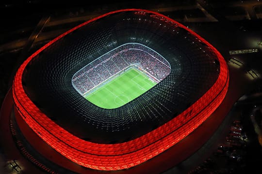 Die Fassade der Allianz Arena besteht aus 2760 rautenförmigen Folienkissen. 1056 davon werden nachts beleuchtet - entweder rot für den FC Bayern, blau für 1860 München oder weiß für die Nationalmannschaft.