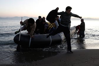 Flüchtlinge aus Syrien erreichen die griechische Insel Kos.