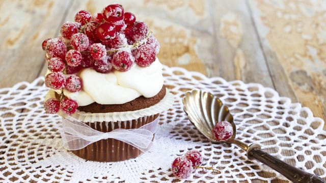 Auch eine leckere Variante: Die Johannisbeer-Muffins mit Schokoladenteig.