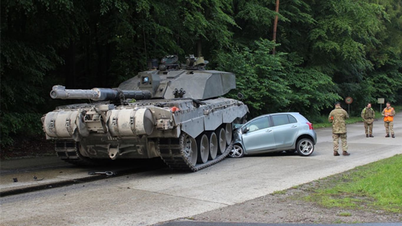 Großes Glück beim Unfall: Der Panzer überrollte nur die Vorderfront des kleinen Toyotas.