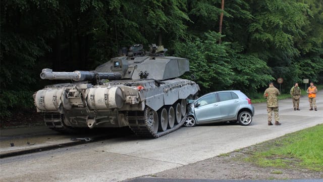 Großes Glück beim Unfall: Der Panzer überrollte nur die Vorderfront des kleinen Toyotas.