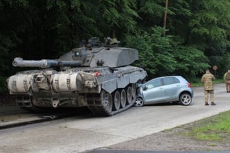 Großes Glück beim Unfall: Der Panzer überrollte nur die Vorderfront des kleinen Toyotas.