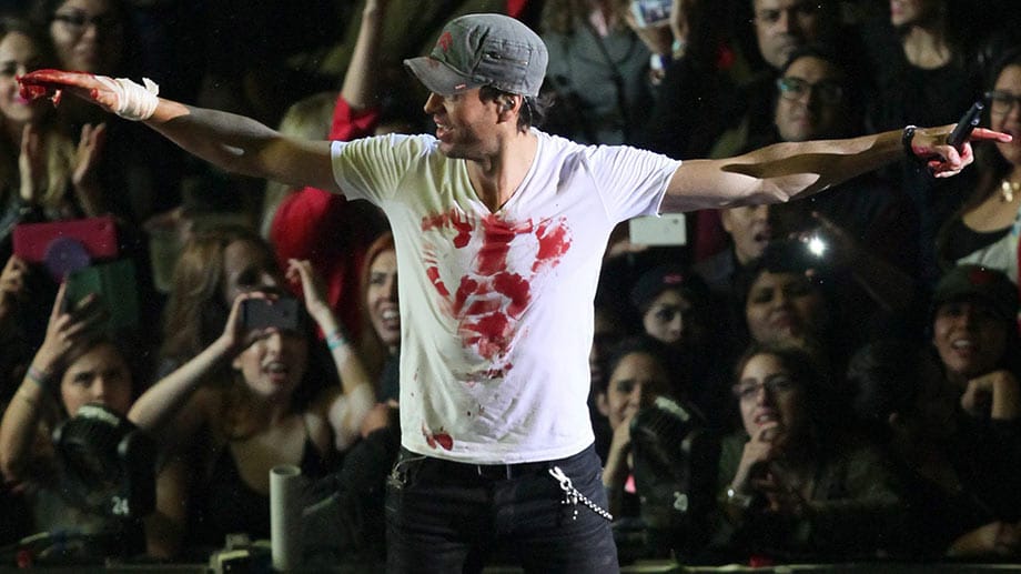 Mit Herzblut bei der Sache: Enrique Iglesias hat sich nach dem Unfall mit seiner blutigen Hand ein Herz aufs weiße T-Shirt gemalt.