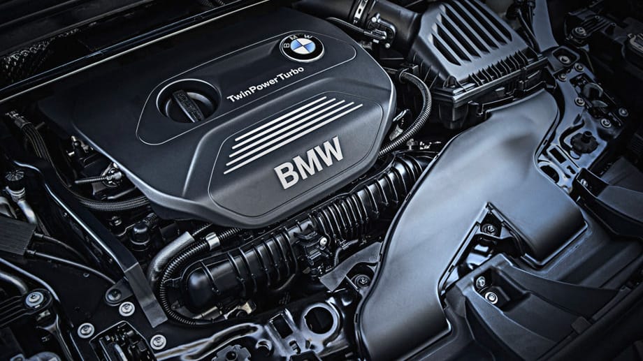 Die Vierzylinderbenziner BMW X1 20i und 25i leisten 192 bzw. 231 PS, das Topmodell X1 xDrive 25i mit obligatorischem Allradantrieb 231 PS und 350 Newtonmeter maximalem Drehmoment schafft 235 km/h Spitze.