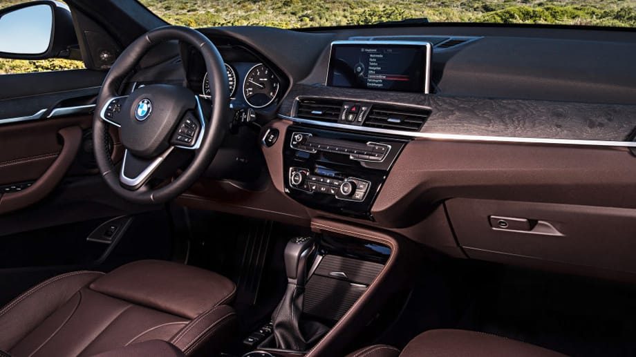 Bei den Fahrerassistenzsystemen hat der BMW X1 deutlich nachgelegt, so sind unter anderem Tempomat mit Stauassistent, Spurverlassenswarnung oder eine Citynotbremsfunktion verfügbar.