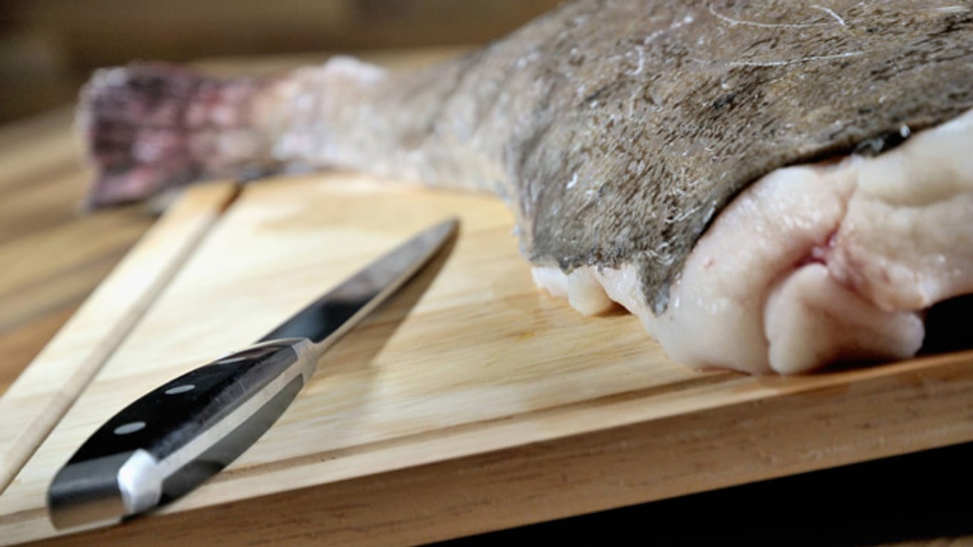 Ein scharfes Messer ist das wichtigste Werkzeug beim Filetieren des Seeteufels.