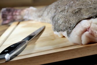 Ein scharfes Messer ist das wichtigste Werkzeug beim Filetieren des Seeteufels.