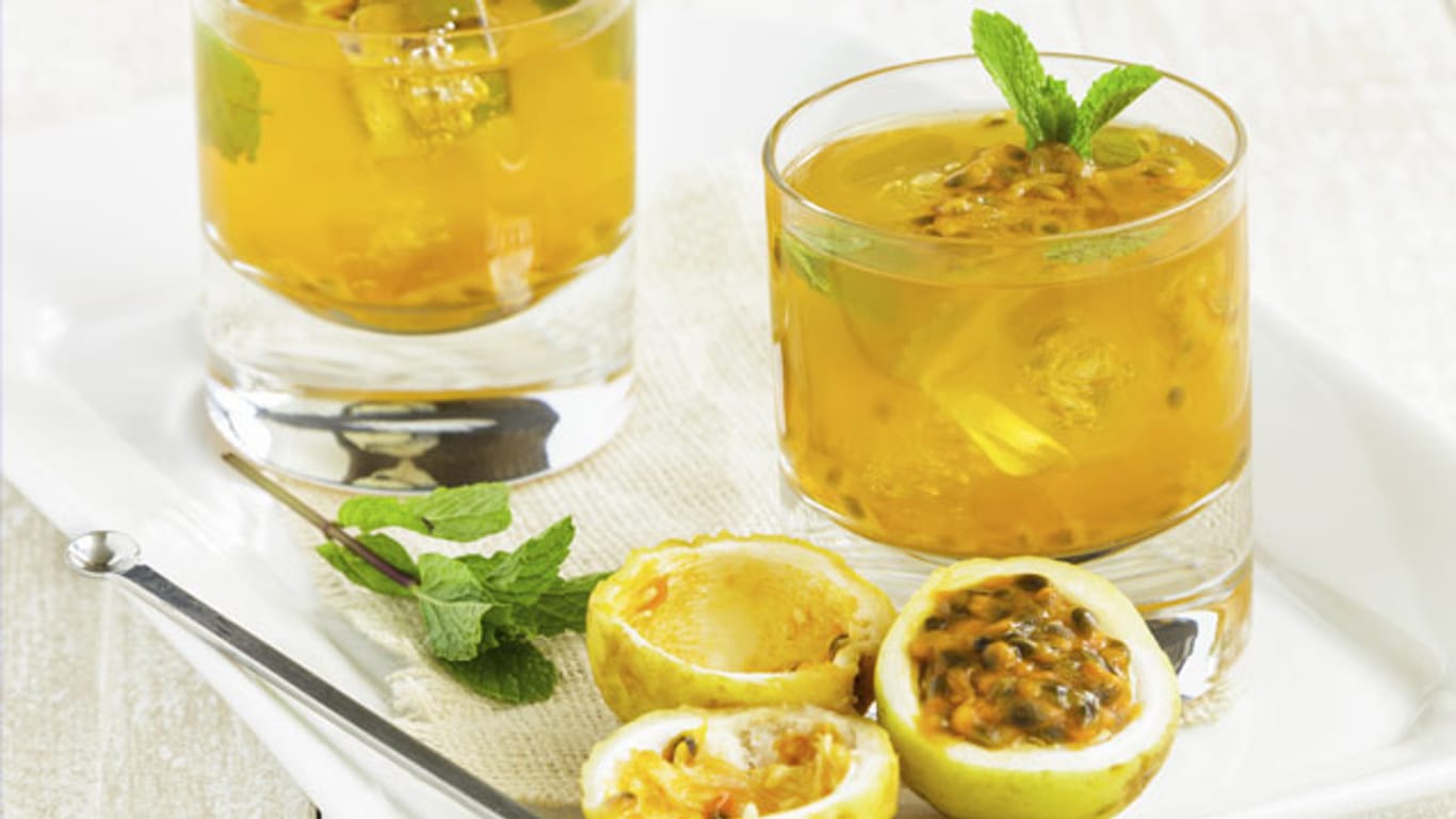 Der Maracuja-Cocktail ist eine erfrischende Alternative zu den Klassikern und kann bei Belieben auch mit Alkohol zubereitet werden.
