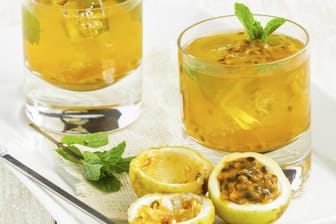 Der Maracuja-Cocktail ist eine erfrischende Alternative zu den Klassikern und kann bei Belieben auch mit Alkohol zubereitet werden.