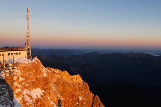 Die aufgehende Sonne taucht die Zugspitze in unterschiedlichste Farben.