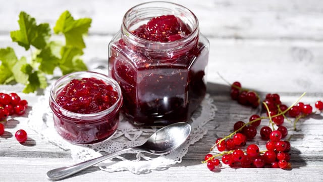 Zu Marmelade verarbeitet können Sie Johannisbeeren nicht nur im Sommer genießen.