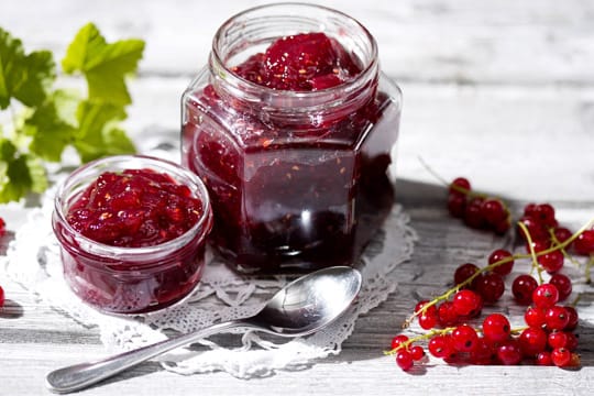 Zu Marmelade verarbeitet können Sie Johannisbeeren nicht nur im Sommer genießen.