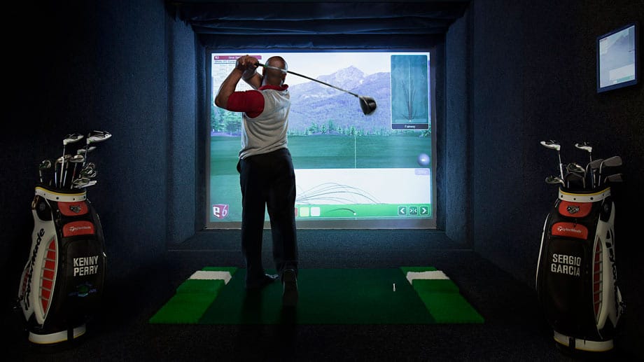 Um die Wartezeit zu verkürzen können die Kunden den Golf-Simulator nutzen.