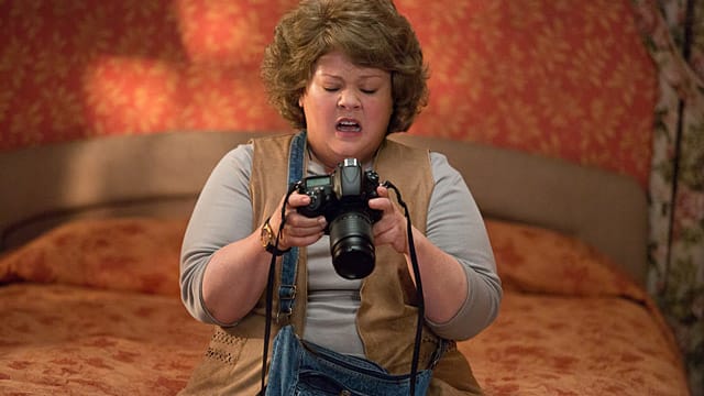 Susan Cooper (Melissa McCarthy) macht sich mit der Spionage-Technik bekannt.