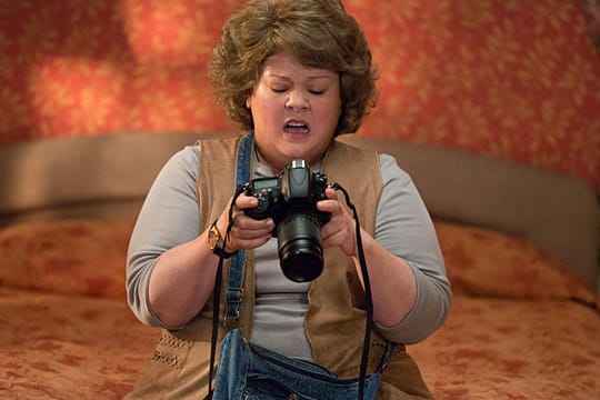 Susan Cooper (Melissa McCarthy) macht sich mit der Spionage-Technik bekannt.