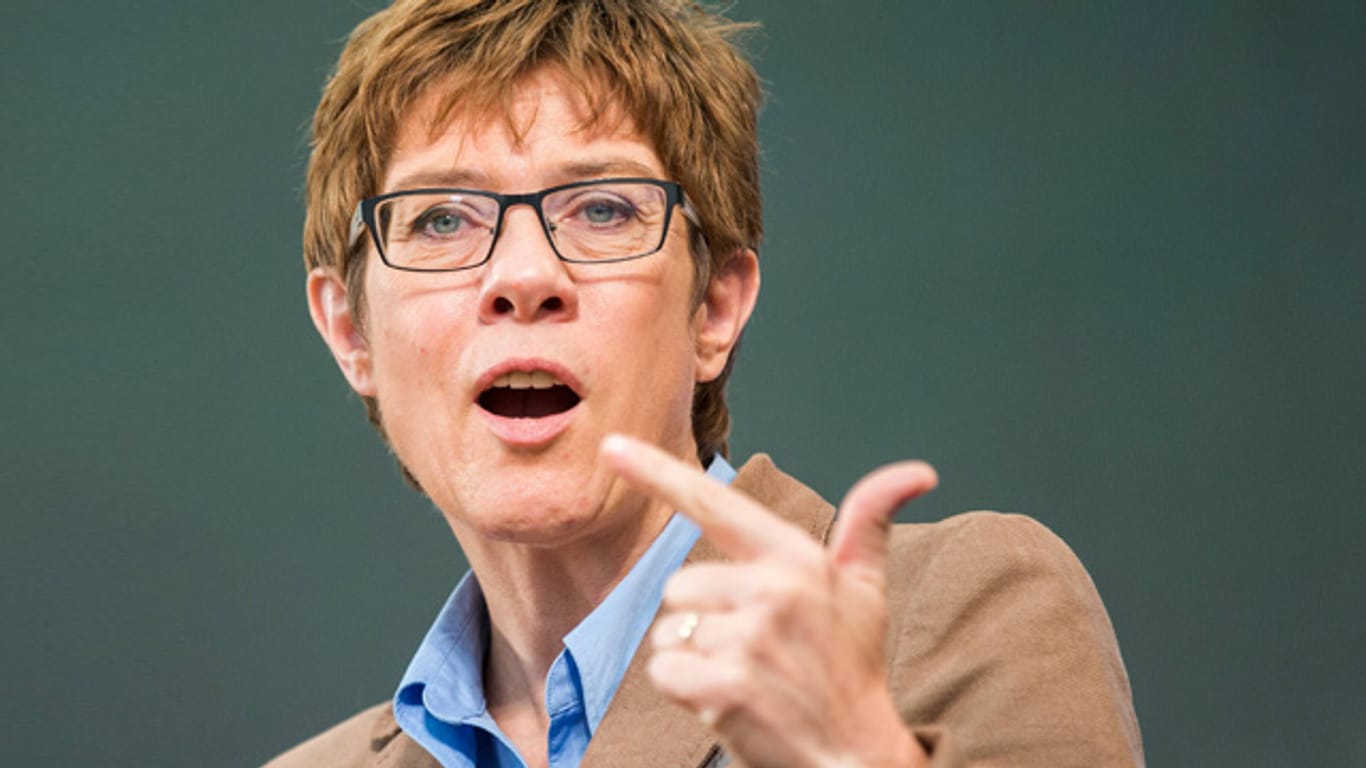 Die saarländische Ministerpräsidentin Annegret Kramp-Karrenbauer (CDU) provoziert mit ihren Ansichten zur Homo-Ehe.