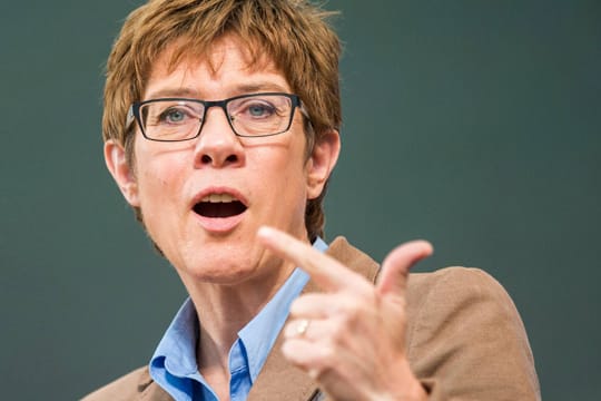 Die saarländische Ministerpräsidentin Annegret Kramp-Karrenbauer (CDU) provoziert mit ihren Ansichten zur Homo-Ehe.