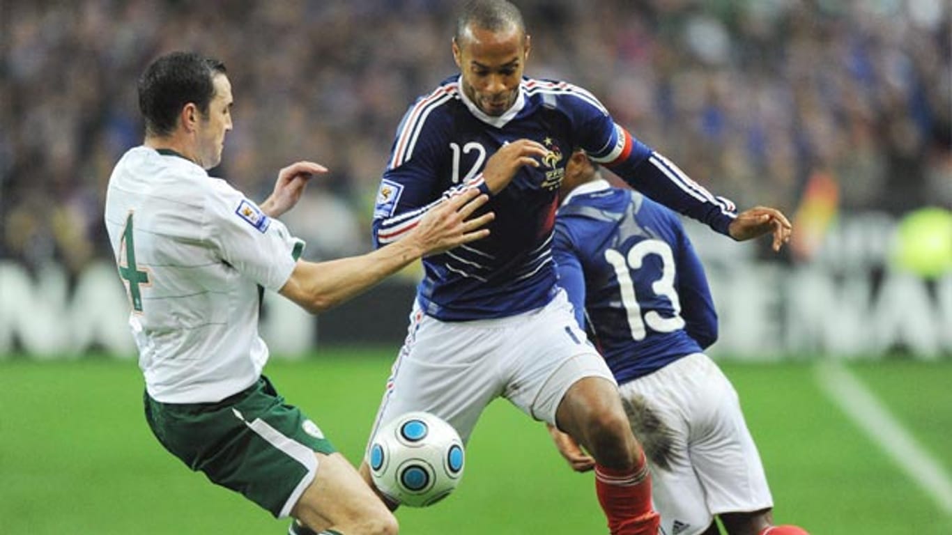 Frankreichs Thierry Henry im Duell mit Irlands John O' Shea (li.) beim umstrittenen Playoffspiel gegen Irland im Jahr 2009.