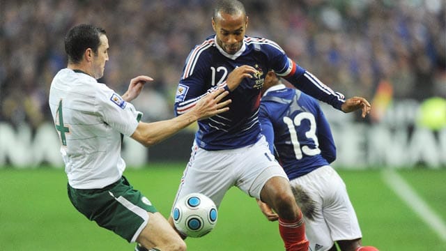 Frankreichs Thierry Henry im Duell mit Irlands John O' Shea (li.) beim umstrittenen Playoffspiel gegen Irland im Jahr 2009.