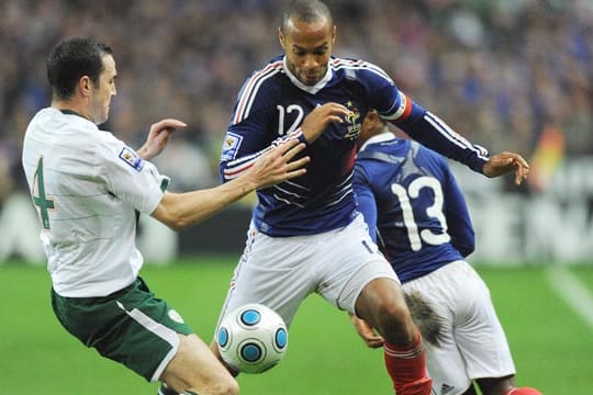 Frankreichs Thierry Henry im Duell mit Irlands John O' Shea (li.) beim umstrittenen Playoffspiel gegen Irland im Jahr 2009.