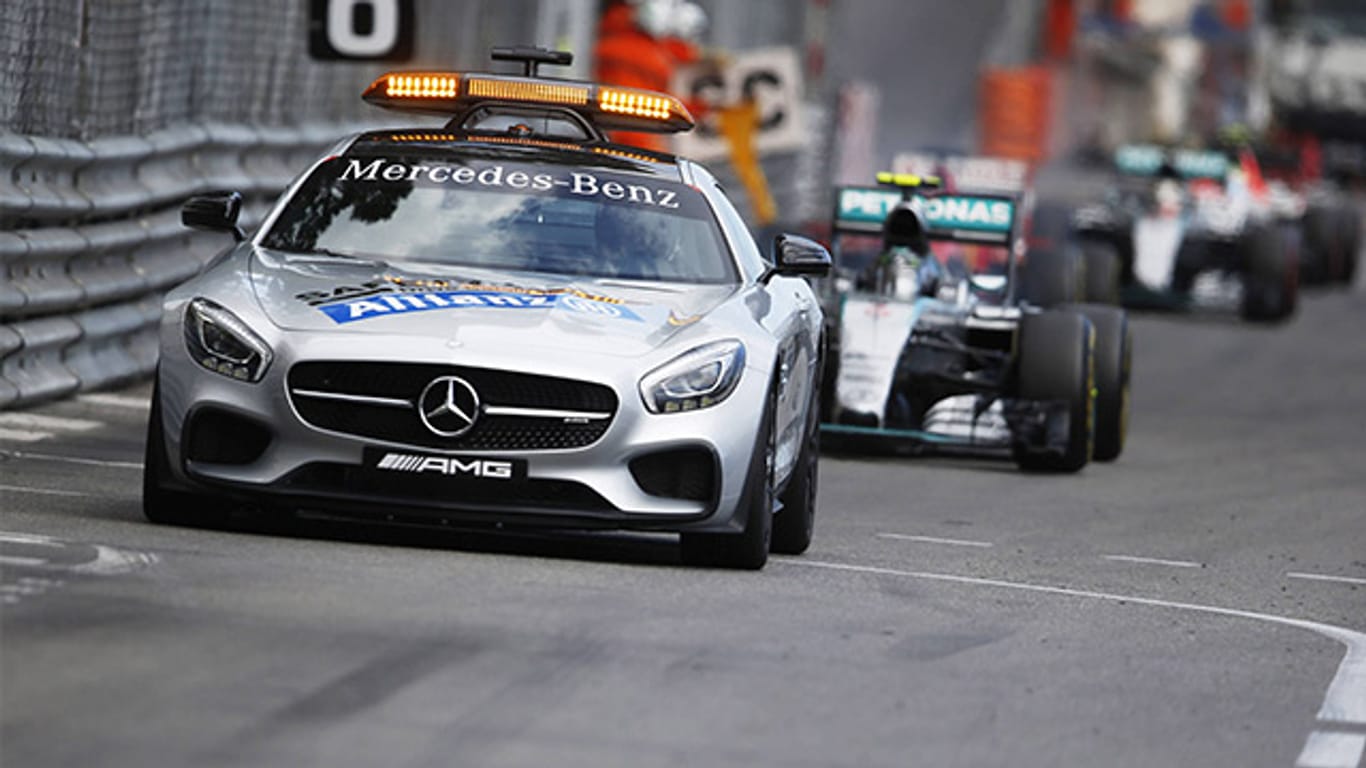 Das Safety Car fährt vor Nico Rosberg und dem restlichen Fahrerfeld her.