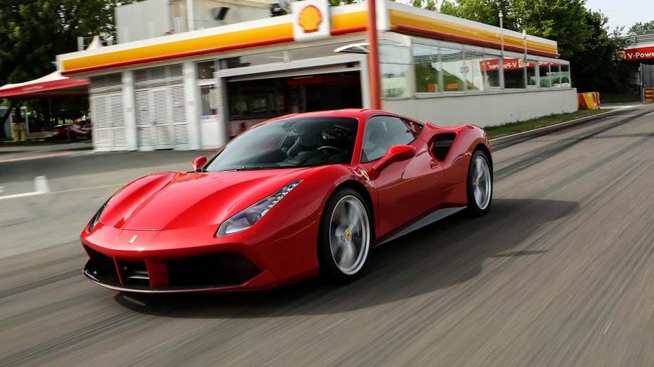 So schafft der Ferrari 488 GTB eine Höchstgeschwindigkeit von 388 km/h. In 3 Sekunden sprintet der Bolide auf Tempo 100. Schon nach 8,3 Sekunden ist der Wagen 200 km/h schnell.