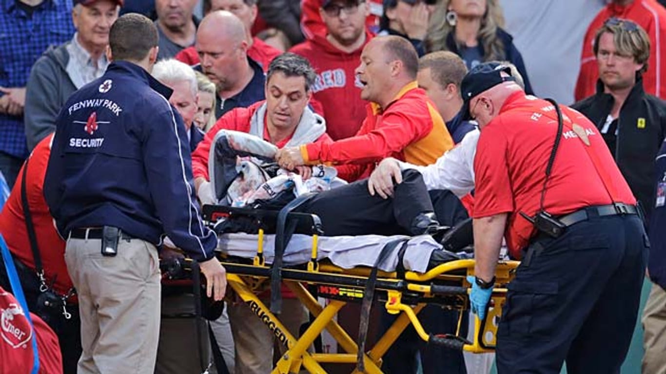 Erstversorgung: Helfer helfen der schwerverletzten Frau im Fenway Park in Boston.